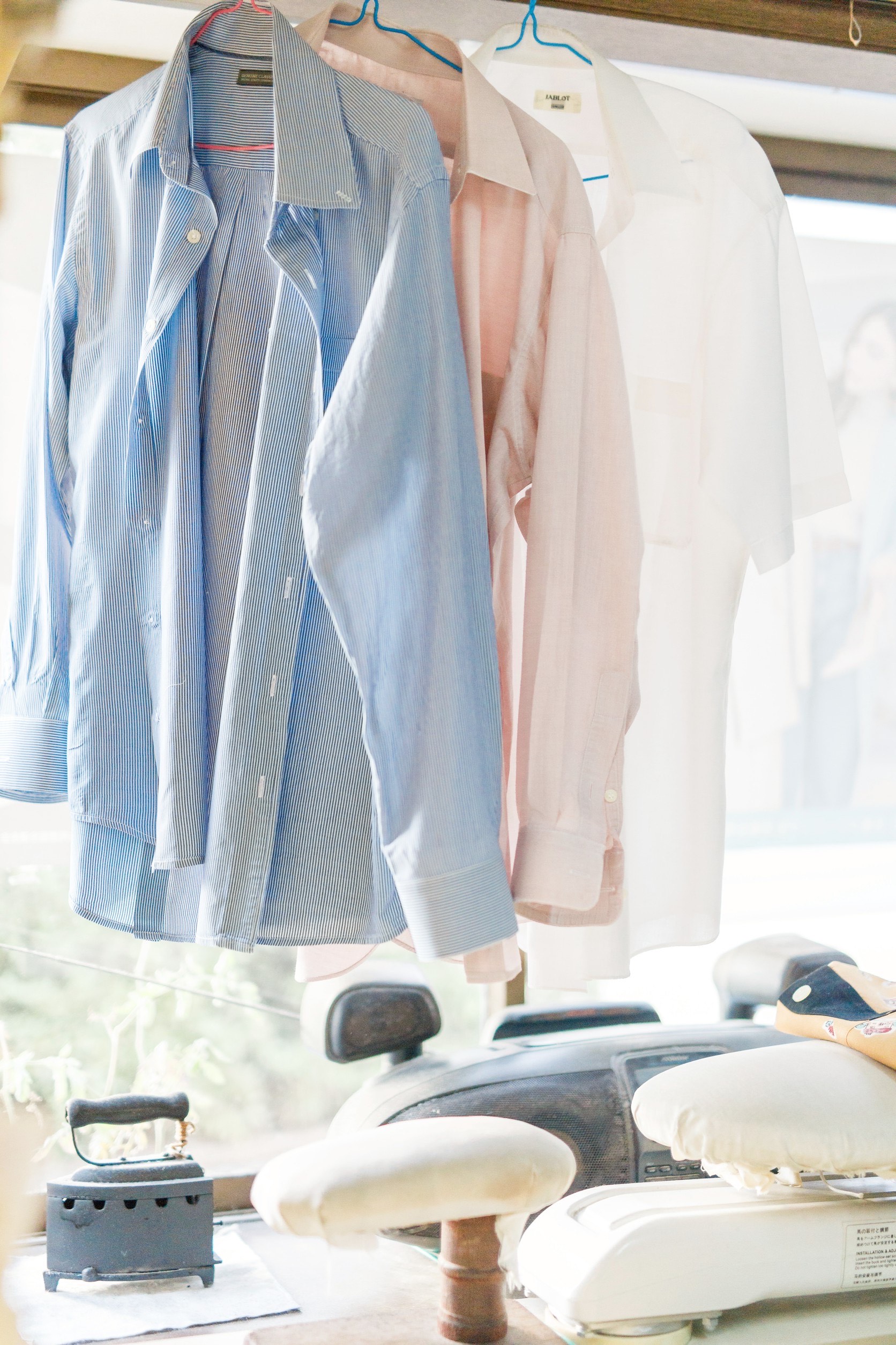 きれいにアイロンがけされたシャツ